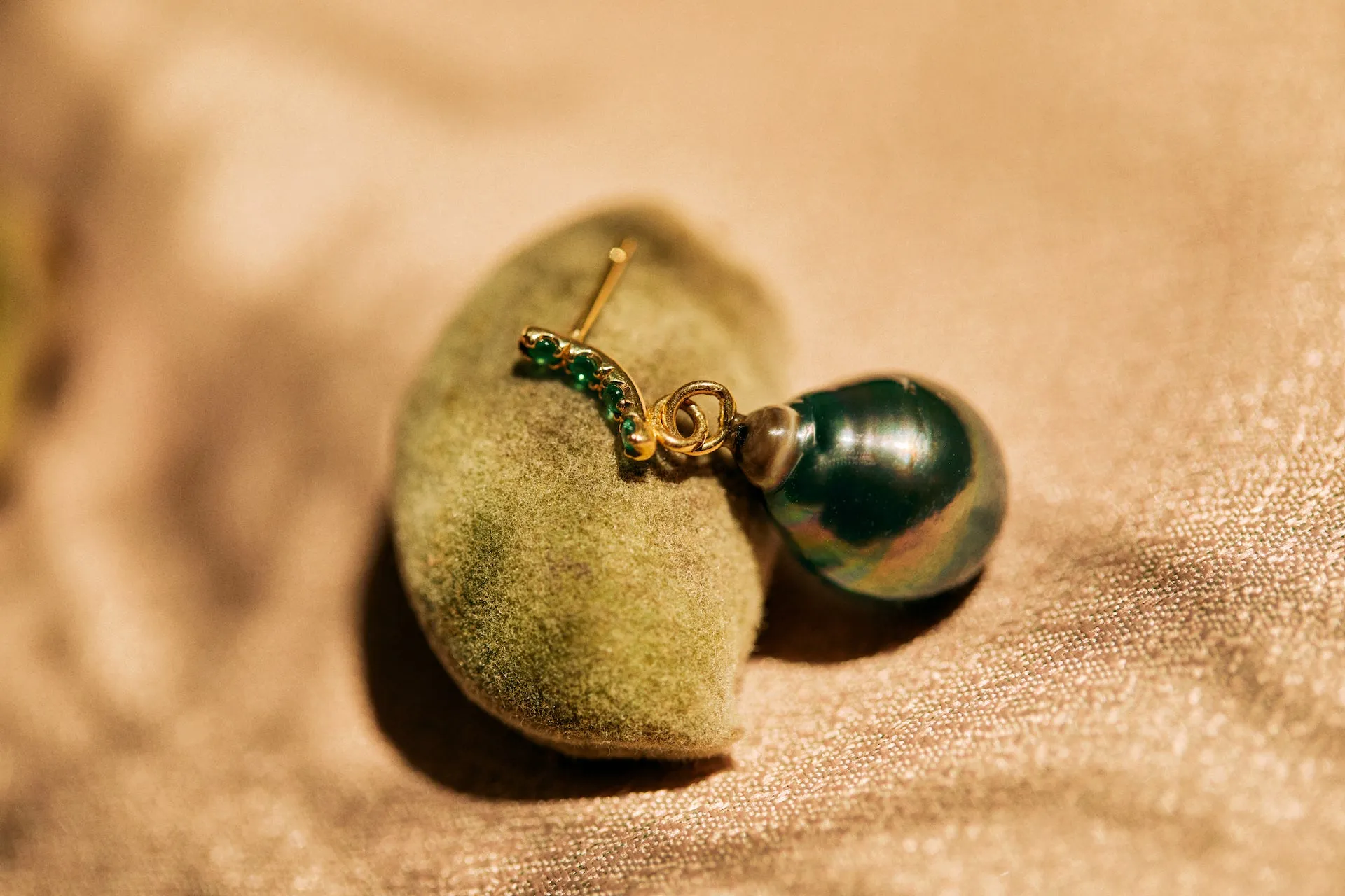 Four emeralds and Tahitian pearl Single Earring